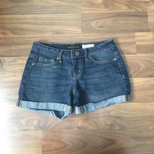 really cute dark wash blue denim shorts